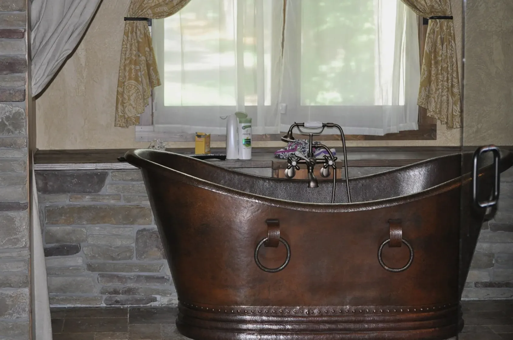 Premier Copper Products 67" Hammered Copper Double Slipper Bathtub With Rings, BTDR67DB