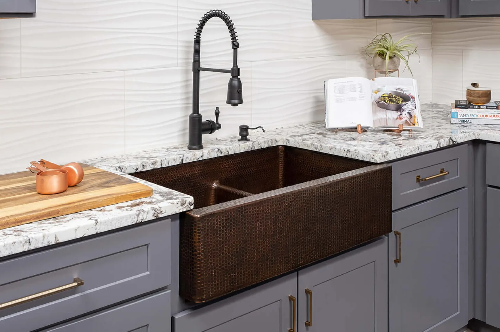 Premier Copper Products 33" Hammered Copper Kitchen Apron 60/40 Double Basin Farmhouse Sink with Short 5" Divider w/ Matching Drains and Accessories, Oil Rubbed Bronze, KSP3_KA60DB33229-SD5